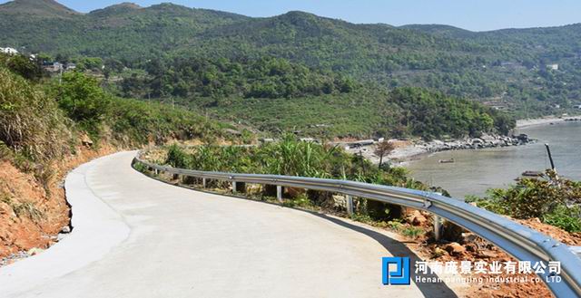 鄉(xiāng)村公路波形護(hù)欄.jpg