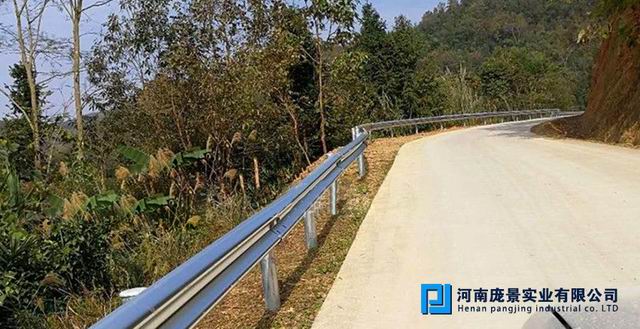鄉(xiāng)村波形護(hù)欄多少錢.jpg