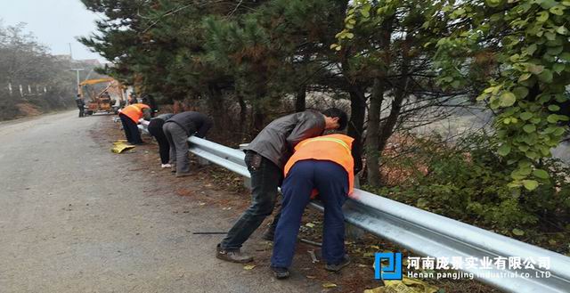 農(nóng)村路波形護(hù)欄.jpg