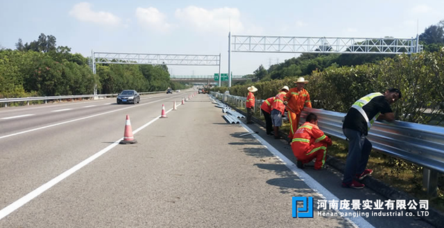 河南鄭州波形護(hù)欄安裝.png