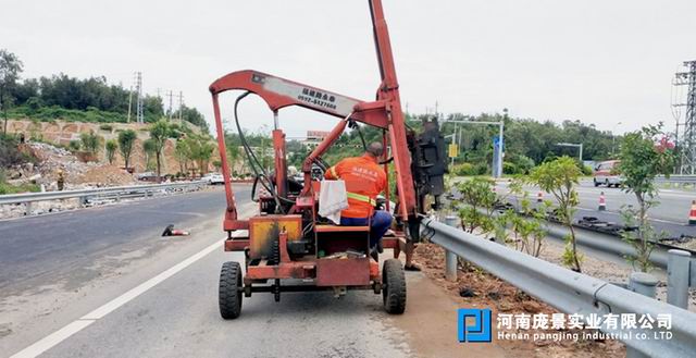 波形護欄打立柱.jpg
