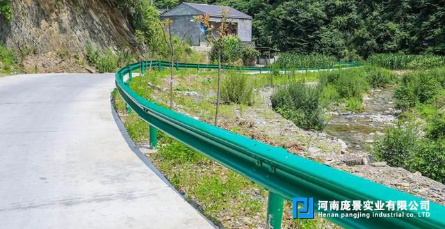 鄭州波形護欄廠.jpg