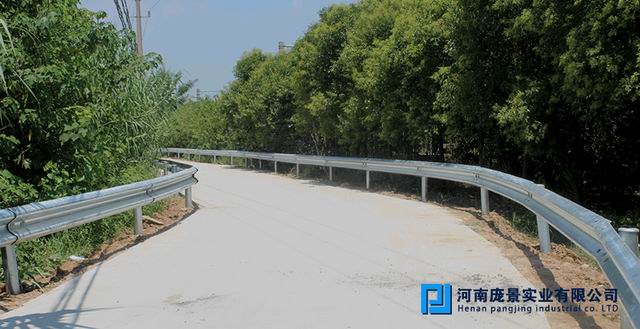波形護(hù)欄立柱價(jià)格.jpg