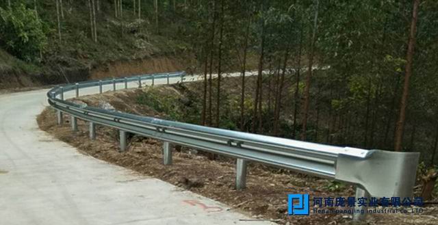鄉(xiāng)村公路波形護欄.jpg