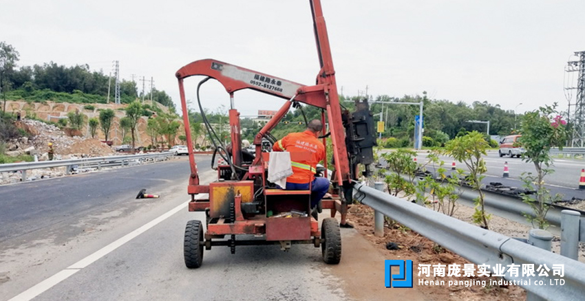波形護(hù)欄打立柱.jpg
