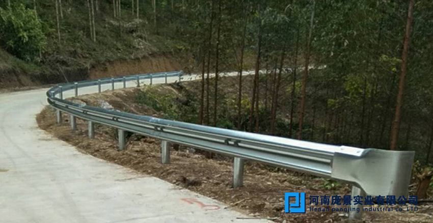 鄉(xiāng)村公路波形護(hù)欄.jpg