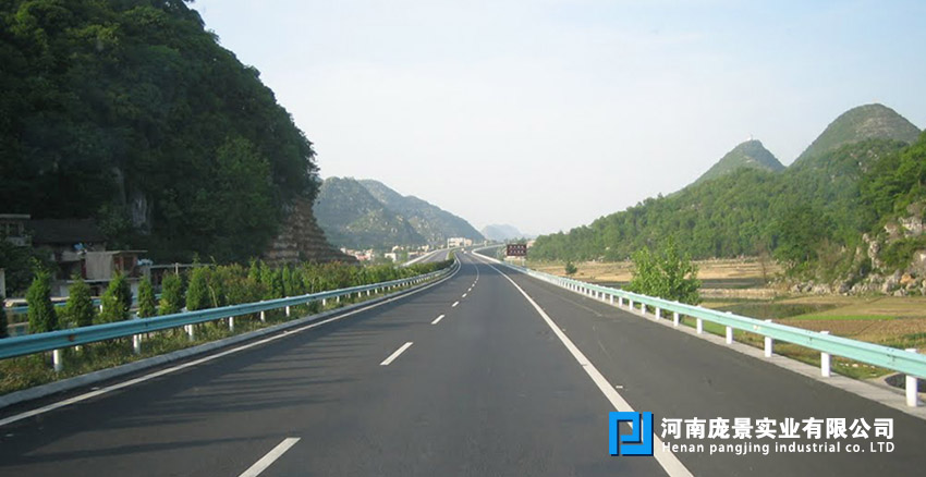 高速公路波形梁護(hù)欄.jpg