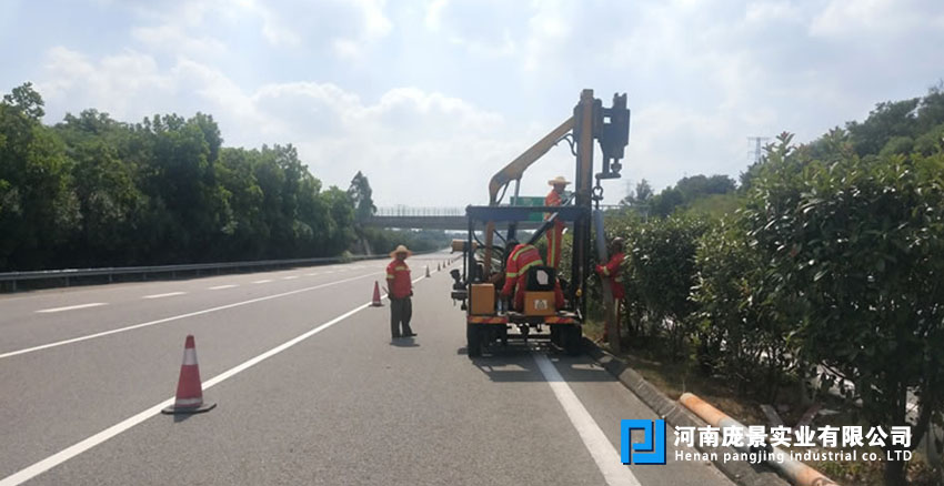 高速護(hù)欄安裝.jpg