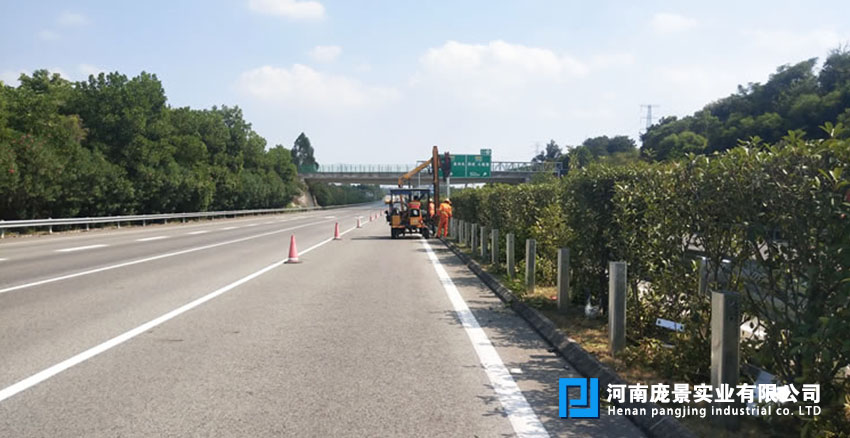 高速公路波形護(hù)欄.jpg