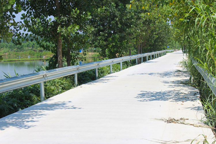 公路波形護欄.jpg