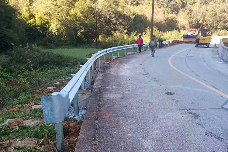 道路波形護欄.jpg