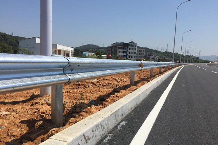 農(nóng)村公路波形護(hù)欄.jpg