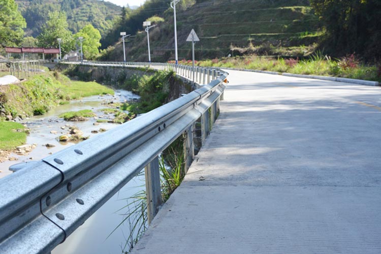 鄉(xiāng)村公路波形護欄.jpg