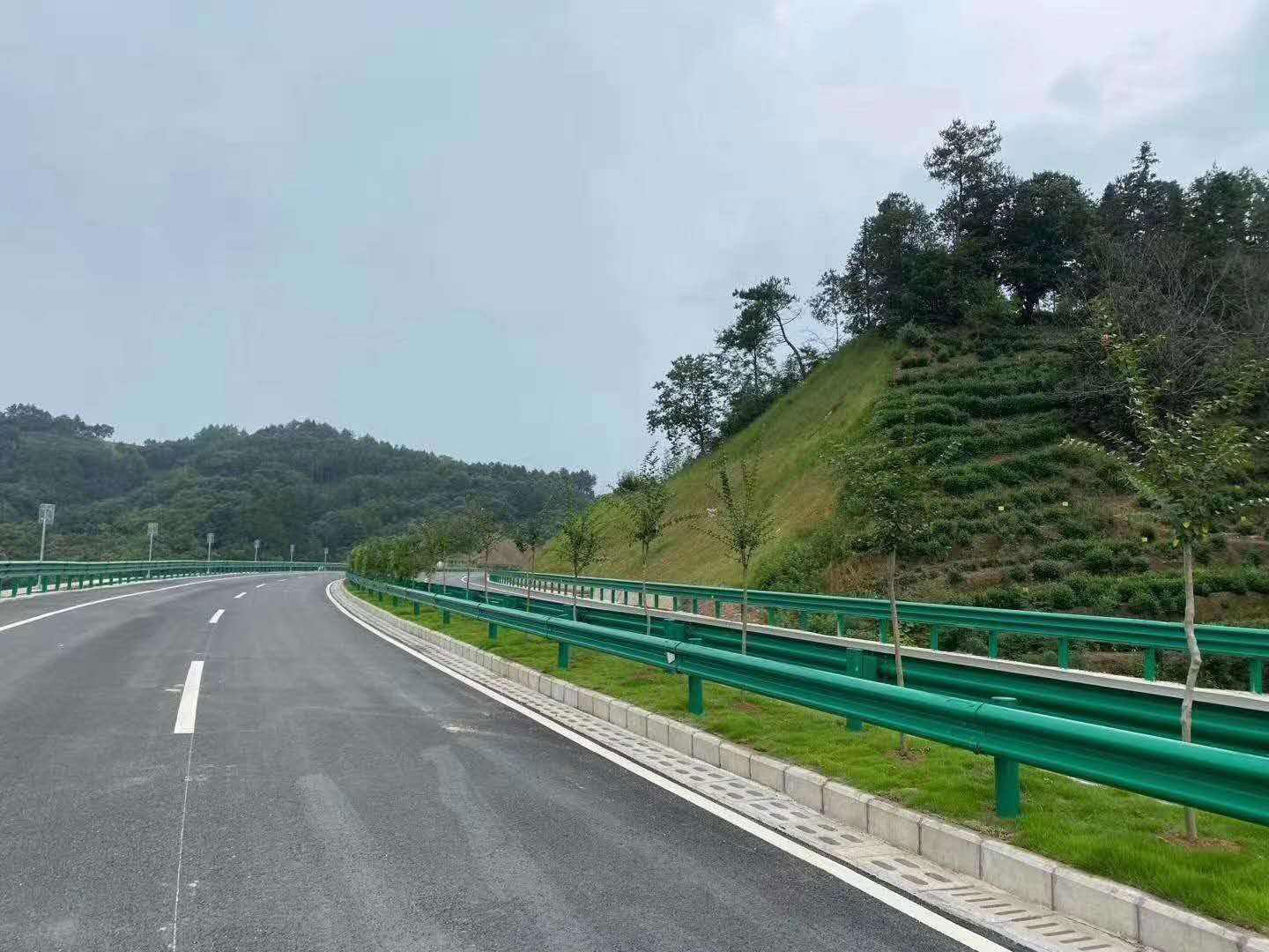 高速波形護欄.jpg