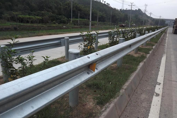 波形梁剛護(hù)欄