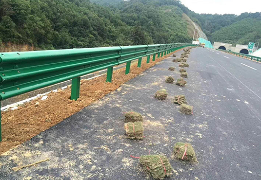 橋梁波形護(hù)欄