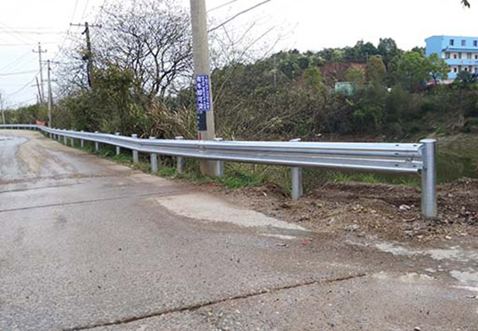鄉(xiāng)村公路波形護(hù)欄